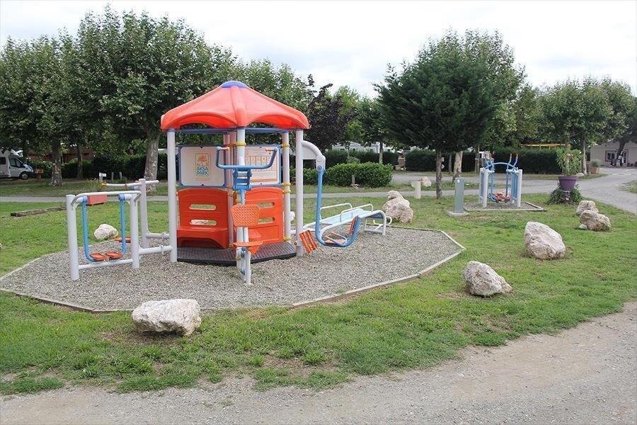 图卢兹CAMPING LE RUPE的草地上岩石公园的游乐场