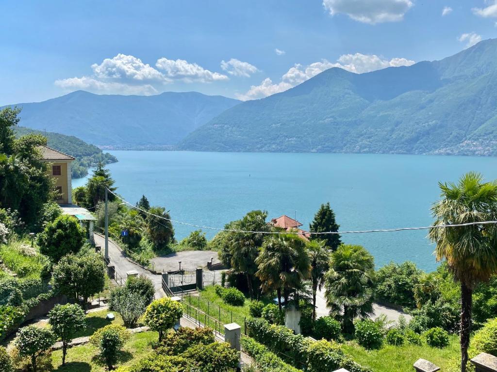 Pino Lago MaggioreCASA L'ARBI的享有以山脉为背景的湖泊美景