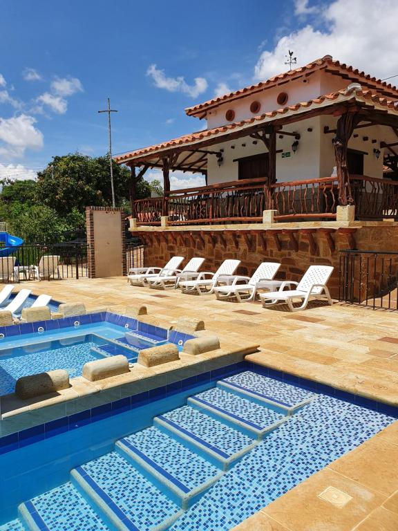 Hotel Campestre Ataraxia Barichara内部或周边的泳池
