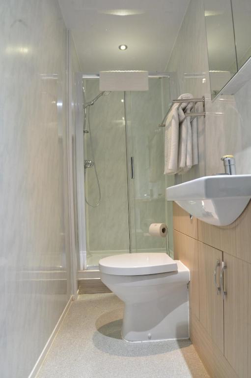 Lauriston &amp; Lawton Court Hotel的一间浴室