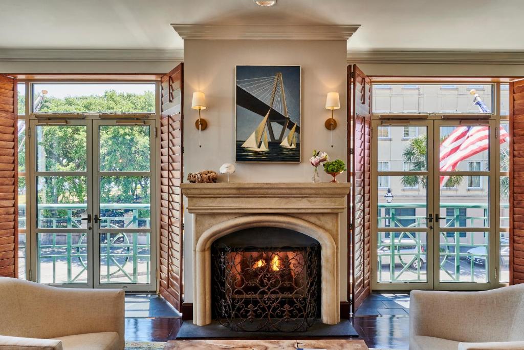 查尔斯顿海港景酒店的带壁炉的客厅设有窗户