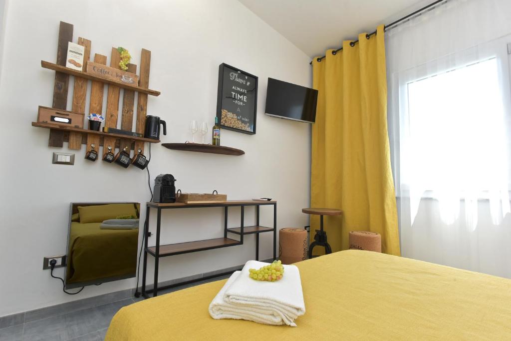 克里日亚AMARE IL MARE Affittacamere的一间卧室设有黄色的床和窗户。