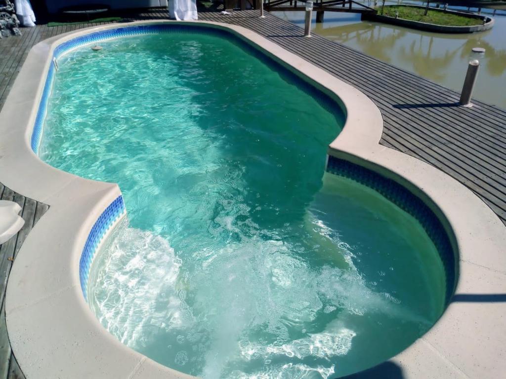 CobrasSítio com belíssima paisagem para relaxar的游泳池内带绿水的热水浴池