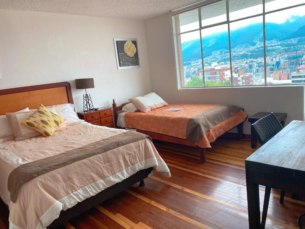 基多拉乌维拉住宿加早餐旅馆的一间卧室设有两张床和窗户。