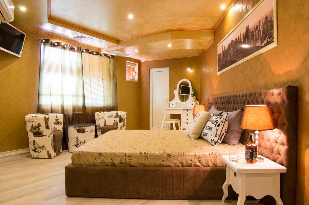 鲁塞Jorela Family Hotel的一间卧室配有一张床和一张带台灯的桌子