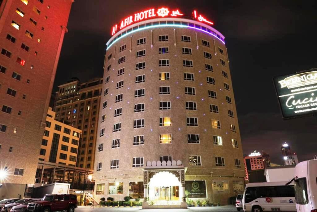 麦纳麦Al Safir Hotel的一座酒店大楼,上面有标志