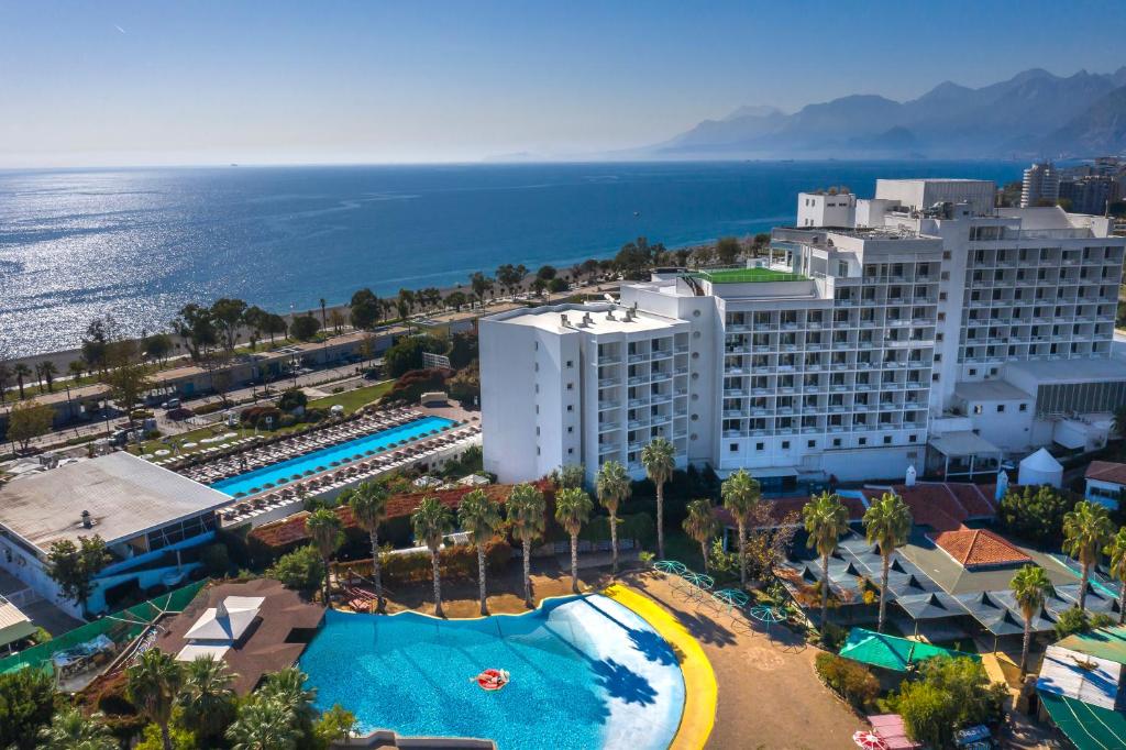 安塔利亚SU水上乐园酒店的享有酒店空中美景,设有游泳池