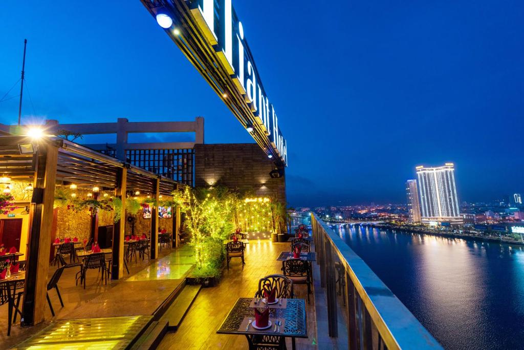 岘港辉煌酒店的享有河上桥梁的景色