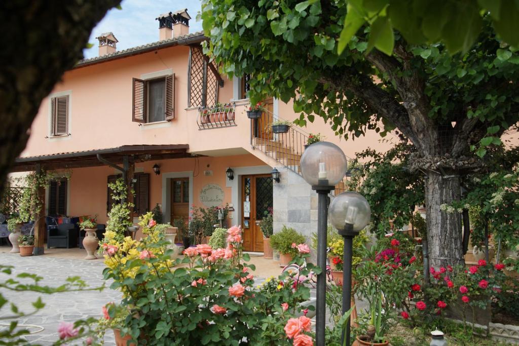斯波莱托橄榄花农家乐的前面花繁多的房子