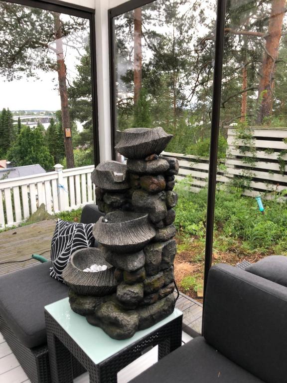 萨翁林纳Vanha omakotitalo, 3km Olavinlinnaan的坐在桌子顶上的一堆岩石