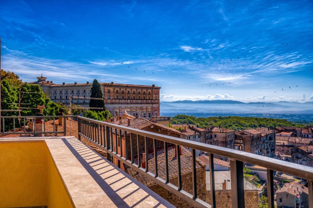 卡普拉罗拉Casa Checca appartamenti per vacanze的阳台享有城市美景。
