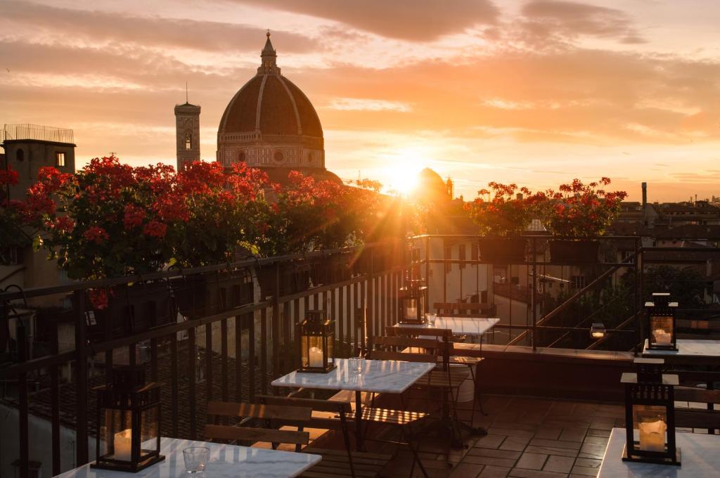 佛罗伦萨Hotel Cardinal of Florence - recommended for ages 25 to 55的阳台配有桌子,享有建筑的景致。
