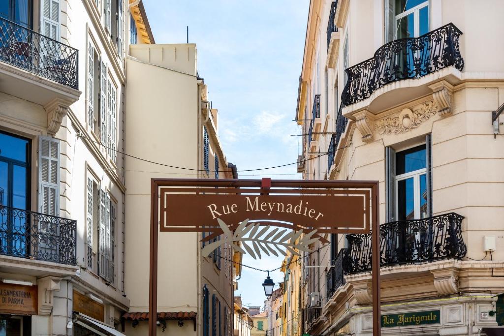 戛纳Le Saint Victor Coeur de Cannes的城市中心街道标志
