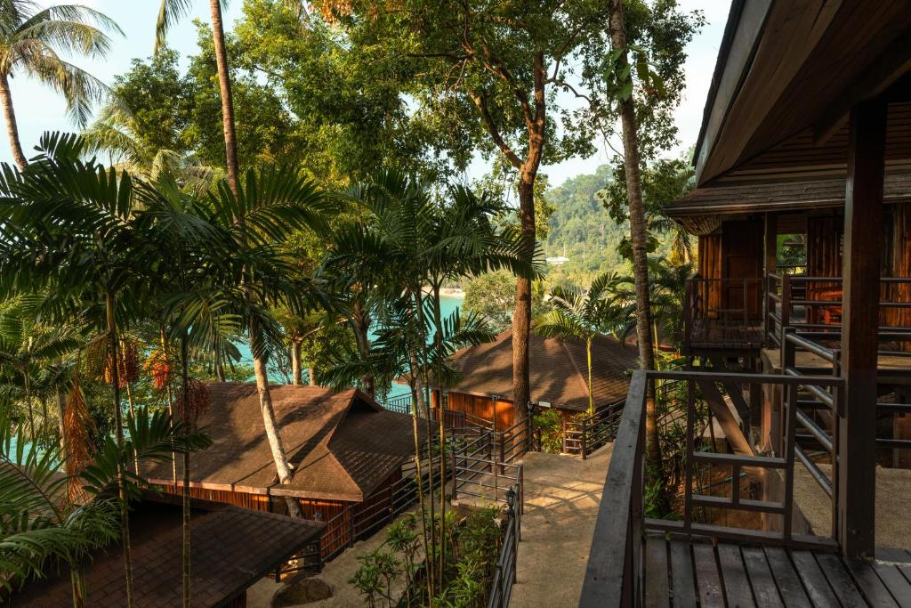 蔻立Baan Krating Khao Lak Resort - SHA plus的享有树木和门廊的外部景色