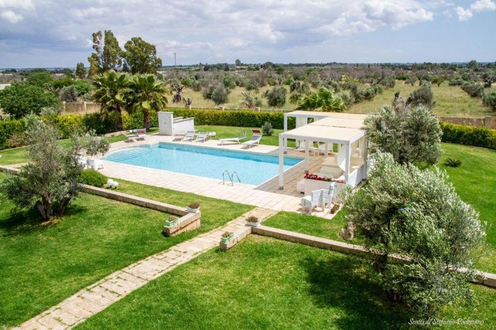 阿莱齐奥B&B Li Fichi Alezio/Gallipoli的享有带游泳池的别墅的空中景致