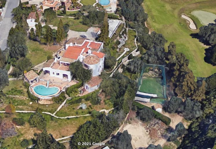 卡武埃鲁Casa do Milho的享有大厦空中美景,设有游泳池