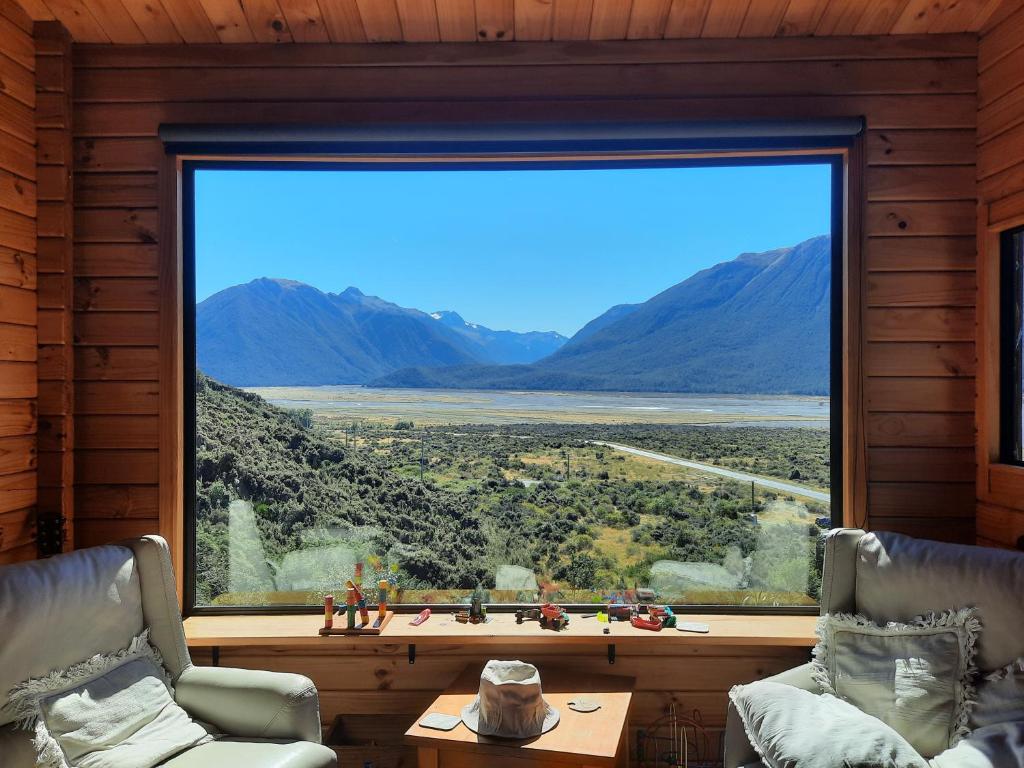 CassArthur's Pass Ecolodge的山景客房的大窗户