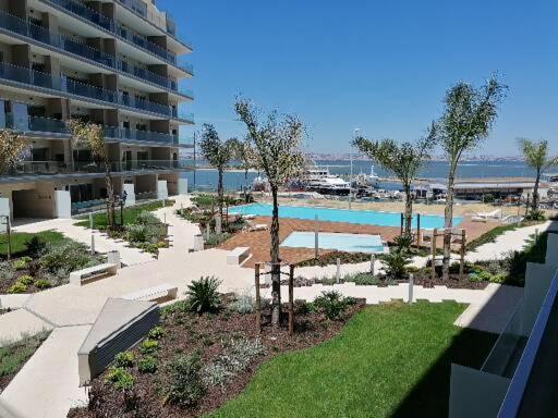 塞沙尔Quinta da trindade one river seixal的公寓大楼设有游泳池和度假村