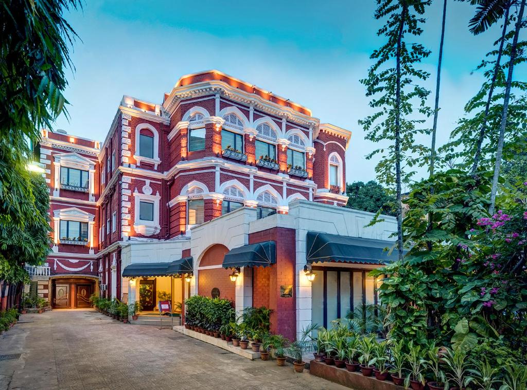 加尔各答阿斯特酒店的一座带车道的大型红砖建筑