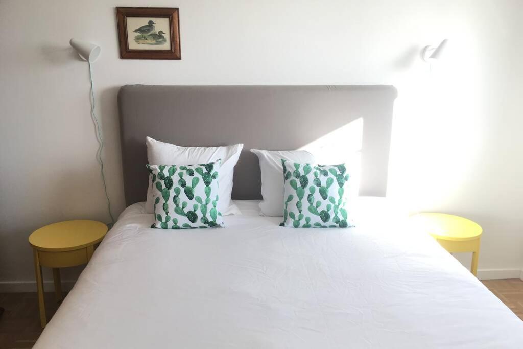 卢森堡Rosegaertchen的卧室配有带枕头的白色床