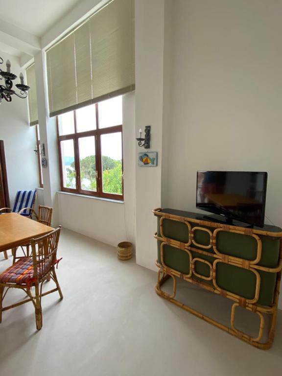 圣马里纳萨利纳Casa dell’Arco的客厅配有桌子和电视