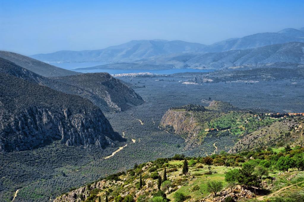 特尔斐Hermes Delphi Hotel的享有山脉山谷的景色