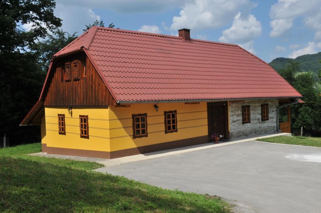 RogatecTuristična kmetija Kunstek的红色屋顶的黄色和红色小房子
