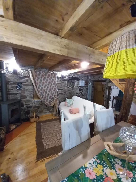 洛萨Talasnal Casas da Urze TER的客厅配有白色的沙发和桌子