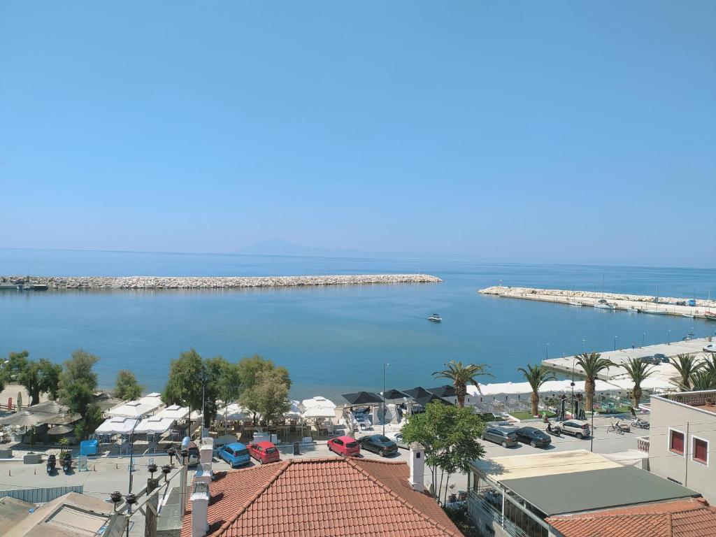 利迈纳里亚Hotel Sgouridis的享有大海和码头的景色