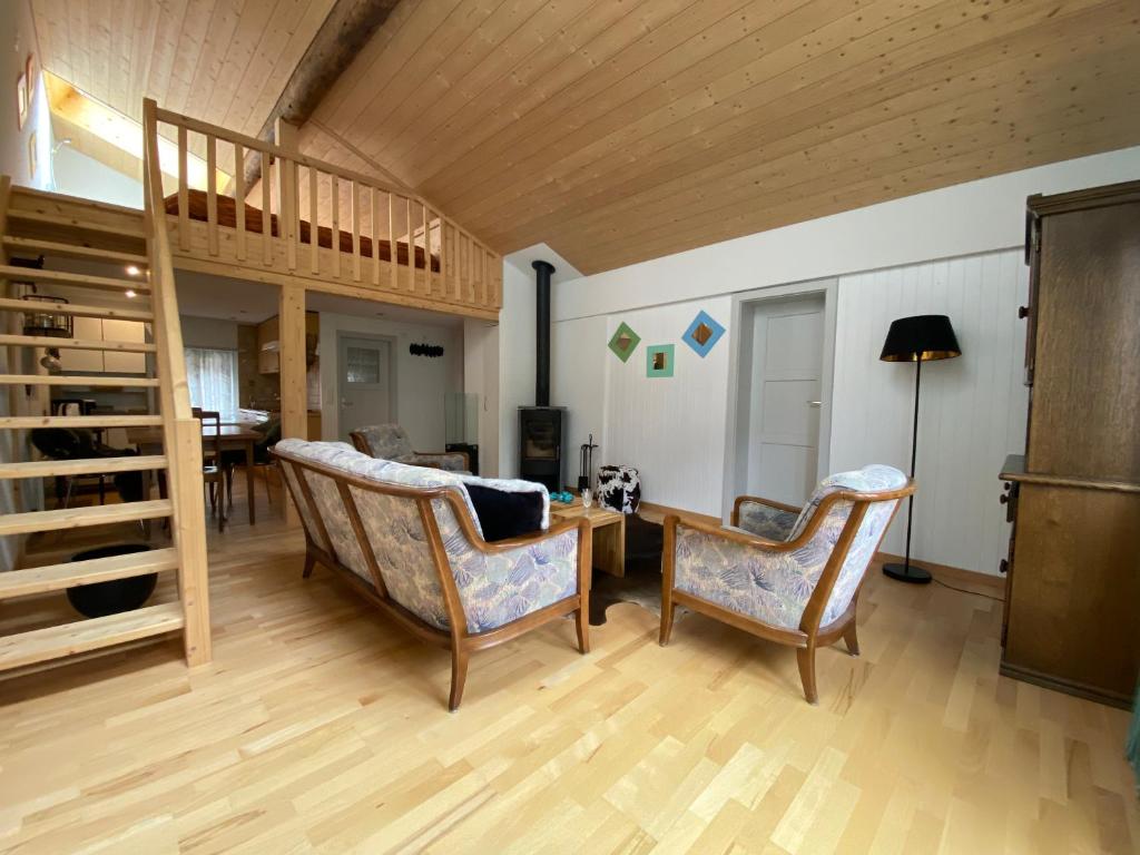 WilerSunnu-Loft的客厅配有高架床和桌椅