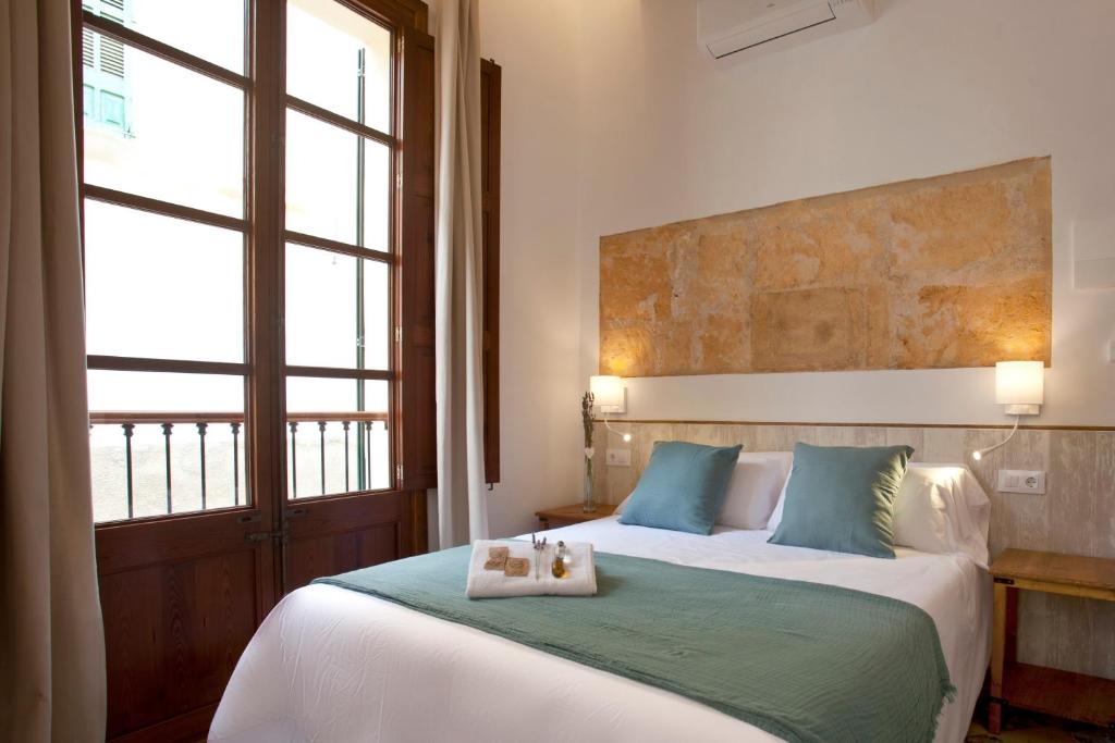 佩特拉Casal de Petra - Rooms & Pool by My Rooms Hotels的一间卧室配有一张床,上面有两条毛巾