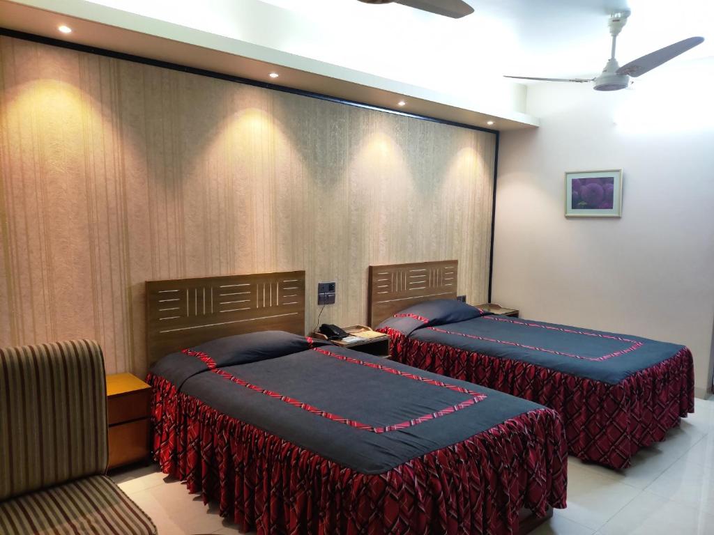 吉大港Asian SR Hotel的一间带两张床和一张沙发的卧室