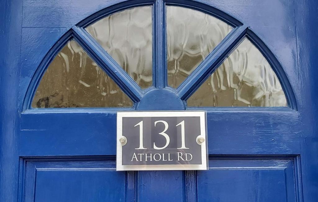 皮特洛赫里131 on Atholl的前面有标志的蓝色门