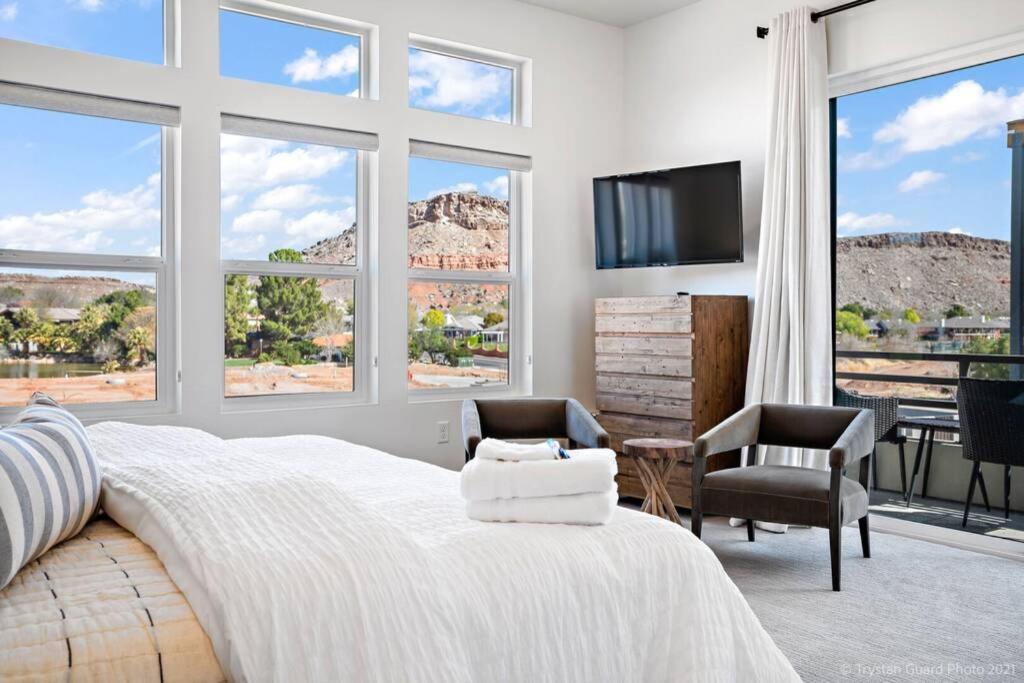 圣乔治Villa #24 at Bloomington Country Club的卧室设有白色大床和窗户。