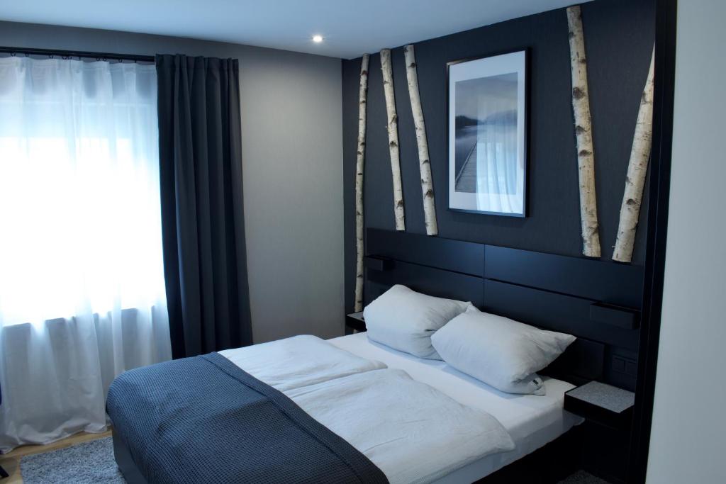 SinspeltFerienhaus Steins的一间卧室配有一张带黑色床头板的床