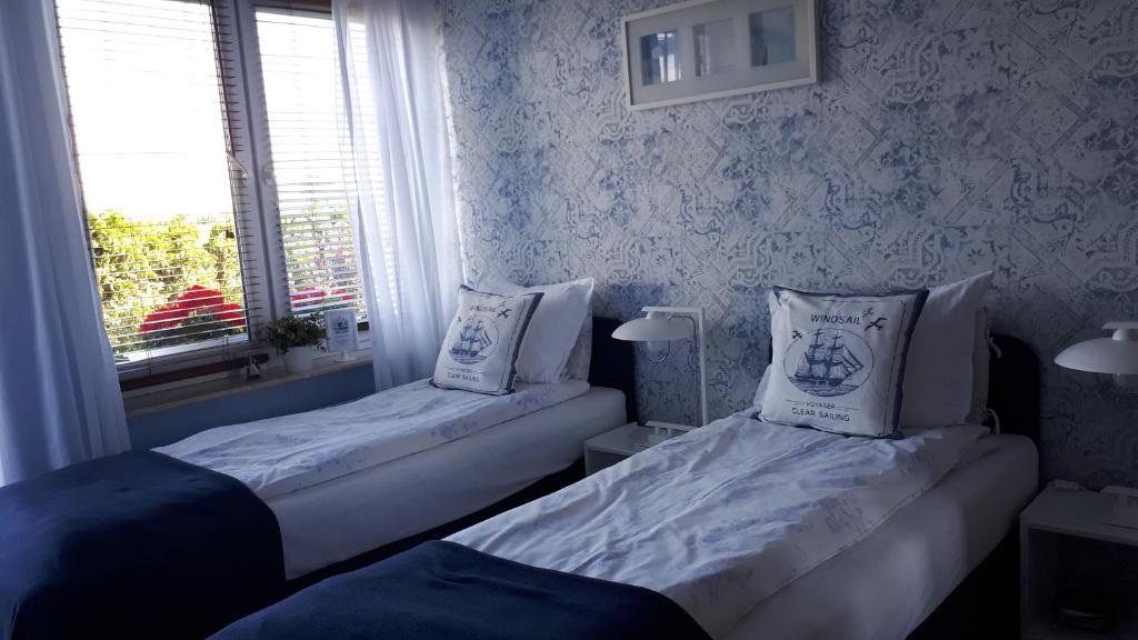 帕克Katarina Beach Apartments的一间卧室设有两张床和窗户。