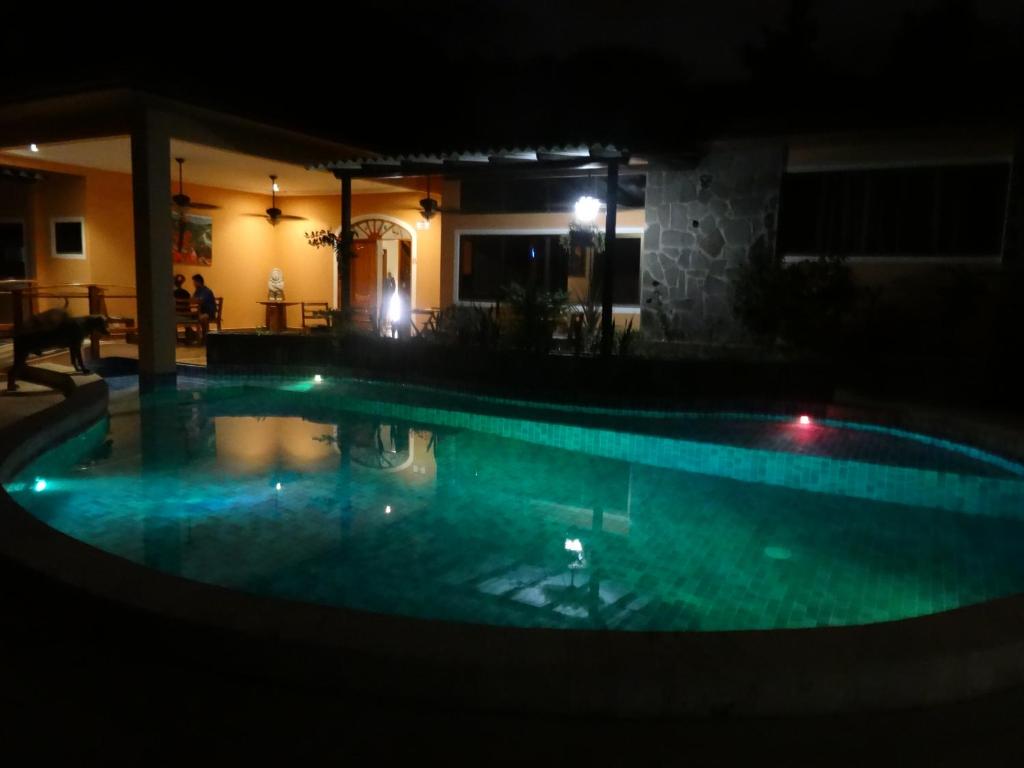 戴维Hotel-Boutique Patampa的夜间游泳池,灯光照亮