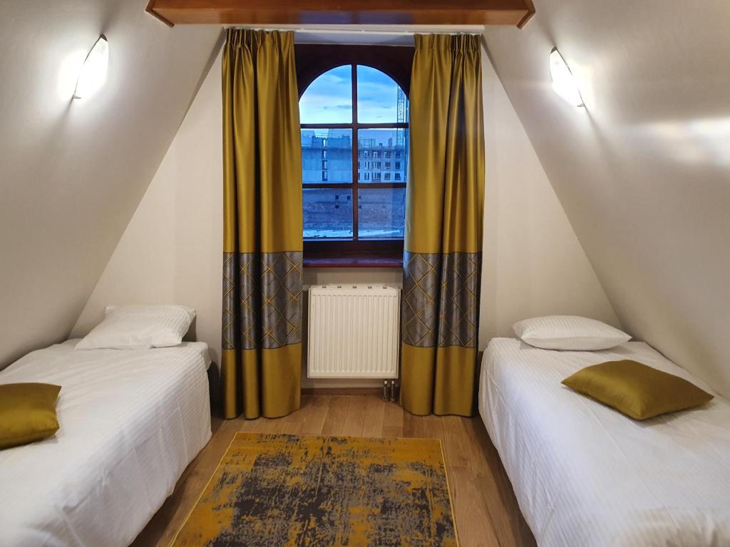 格但斯克Serce Gdańska的带窗户的客房内的两张床