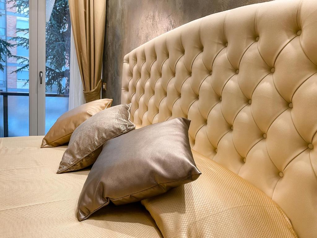 罗马B&B Le Ninfee的一张带两个枕头的床