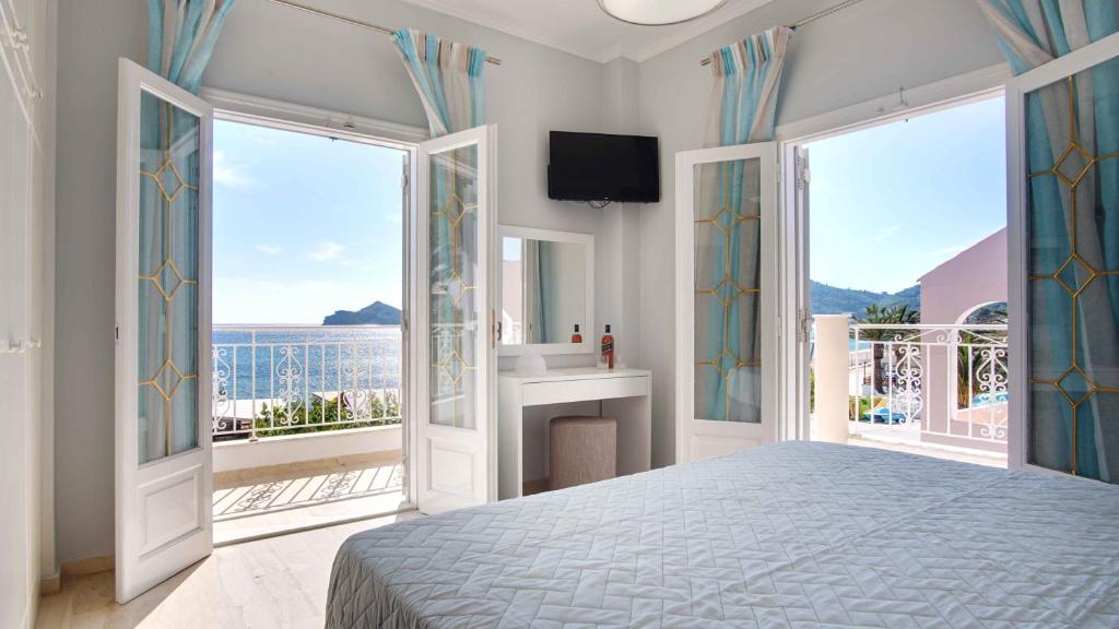 科孚镇Azure Mare Studios的一间卧室设有一张床和美景窗户。
