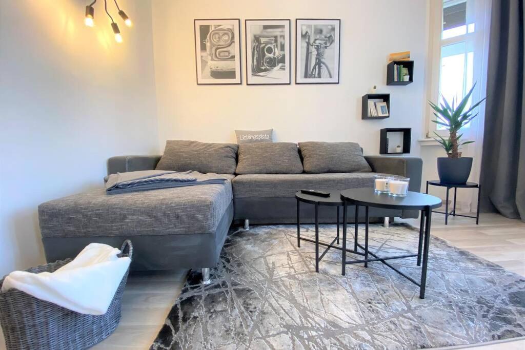 巴特塔茨曼斯多夫Parkvilla - ganze Wohnung mit Netflix的客厅配有沙发和桌子