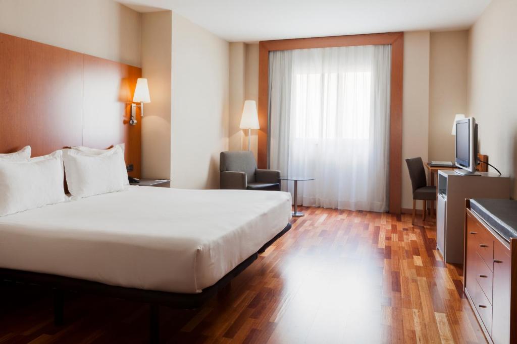 莱里达B&B Hotel Ciudad de Lleida的酒店客房,配有床和电视