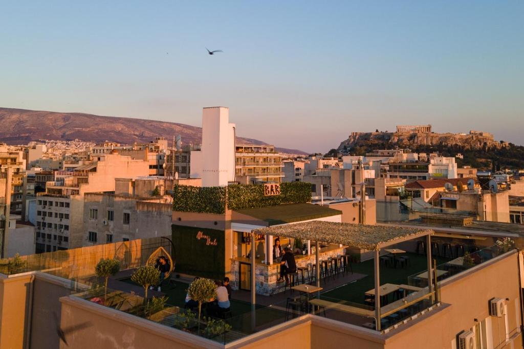 雅典Athens Hawks的从建筑屋顶可欣赏到城市美景