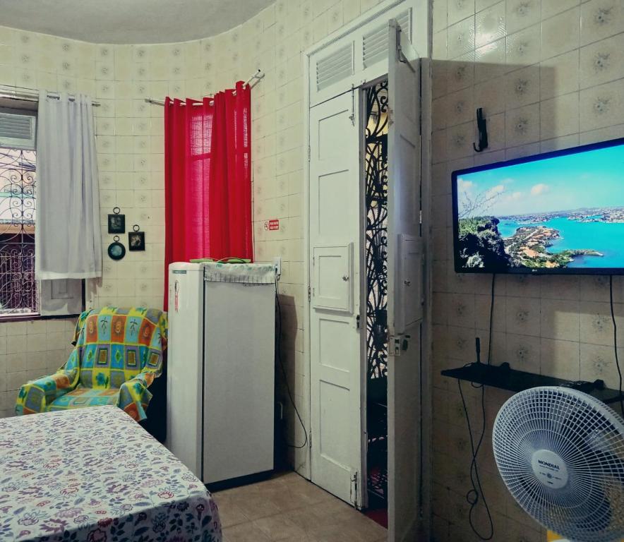圣路易斯Kitnet Mobiliada的客房设有冰箱和平面电视。