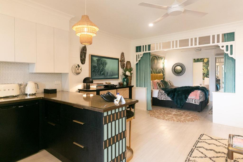 道格拉斯港NOMAD - Luxe apartment的厨房和带床的客厅