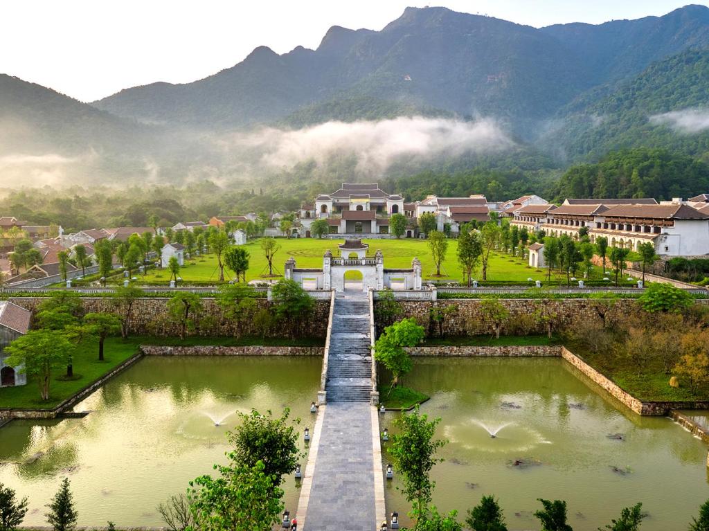 Uông BíLàng Nương Yên Tử (Yên Tử Village)的享有湖泊和山脉的小镇景色。
