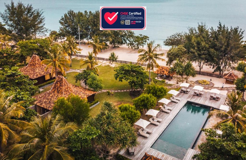 吉利特拉旺安德萨度尼亚贝达度假酒店的享有带游泳池的度假村的空中景致