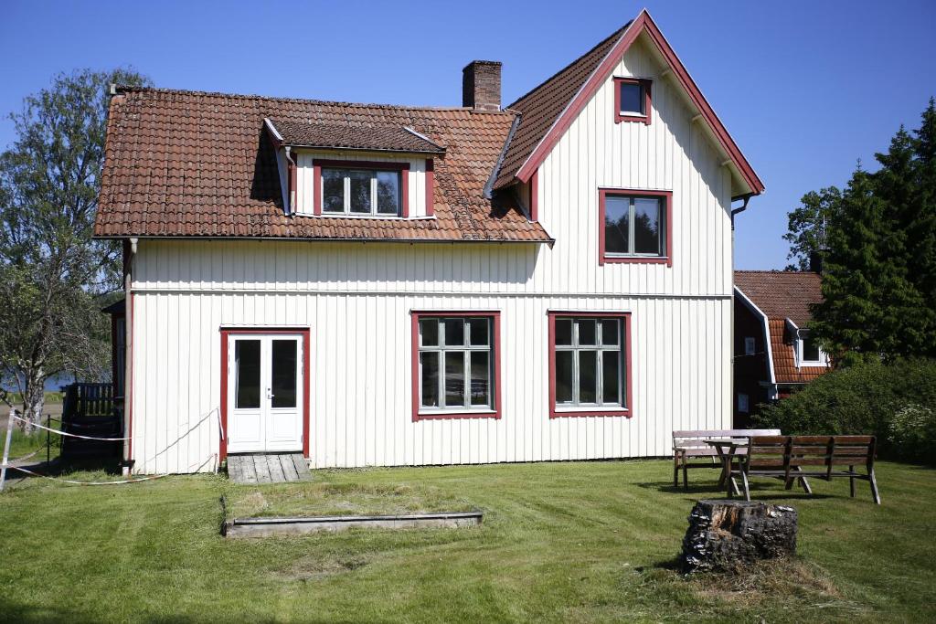 BrännefjällSemesterhemmet Sommarro的前面有一张野餐桌的白色房子