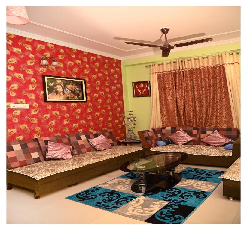 斋浦尔SOHANAs Homestays- 2 BHK Luxury Apartment near Jaipur International Airport的客厅配有两张沙发和吊扇