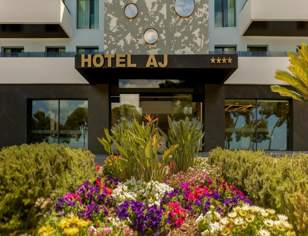 圣波拉AJ Gran Alacant by SH Hoteles的一座建筑前有鲜花的酒店